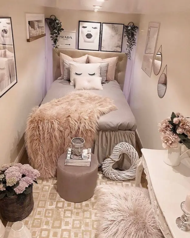 A small cozy bedroom design idea with a blush pink faux fur throw, grey bedding, and glamorous art in a narrow, elegant space.