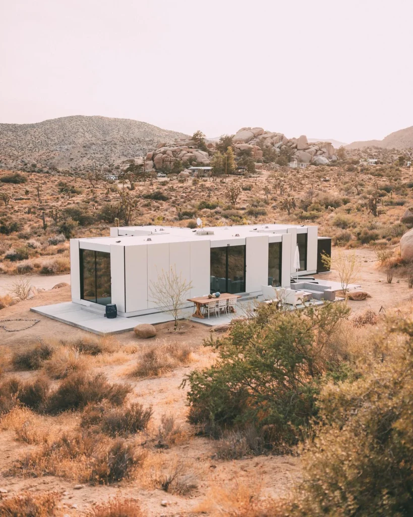 Minimalist desert stunning house design with white exterior.