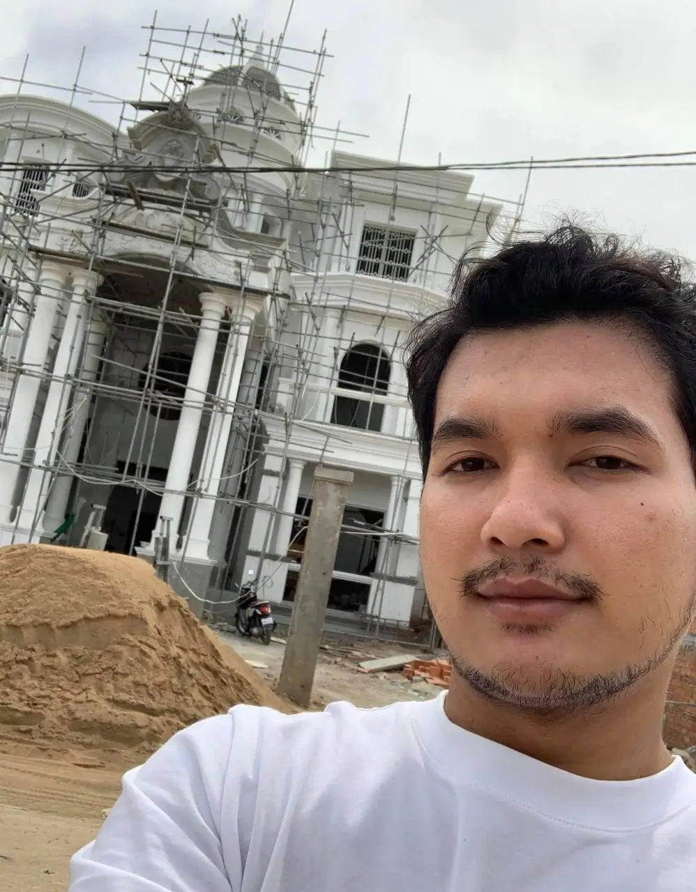 About Homeg 2 Peerawut Vongsakorn, Architect and AI Design Specialist for Homeg.org, conducts a site inspection at a complex architectural project, ensuring digital precision translates to physical reality.