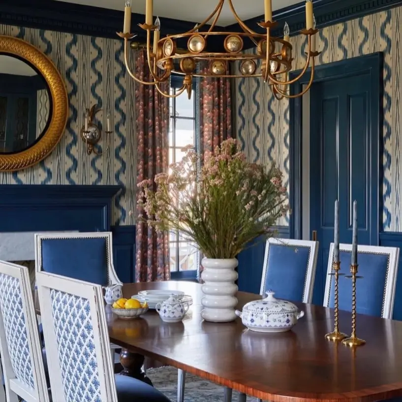 Colonial Interior Design Style: American vs. British (33 Real-Home Ideas) 13 Formal American Colonial dining room with deep blue paneling, mahogany pedestal table, and blue and white porcelain