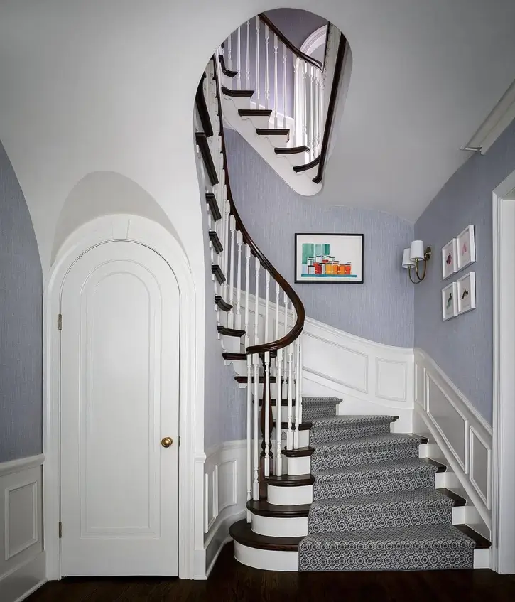Colonial Interior Design Style: American vs. British (33 Real-Home Ideas) 23 American Colonial curved staircase with mahogany handrail, white balusters, and raised-panel wainscoting