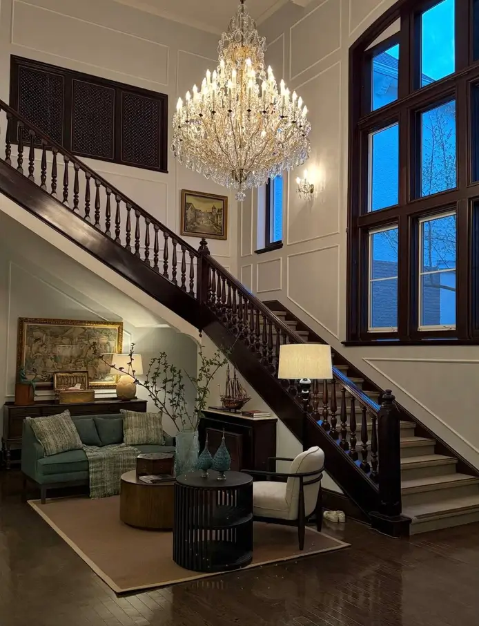 Colonial Interior Design Style: American vs. British (33 Real-Home Ideas) 33 Double-height Colonial stair hall with dark turned balusters, fretwork panel, and crystal chandelier