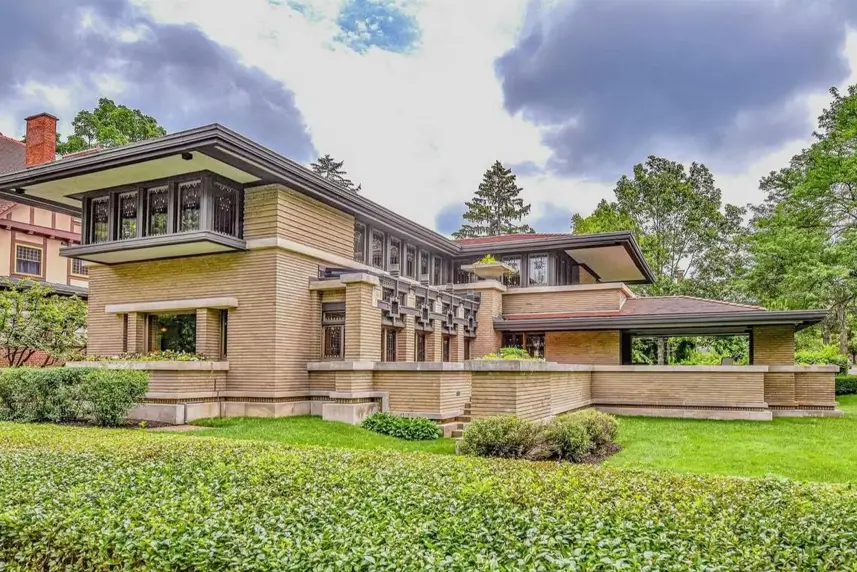 Prairie House Style: Key Features, History, and What Makes These Homes So Timeless 5 Prairie house architecture with cantilevered flat roof, Roman brick, and leaded art glass windows