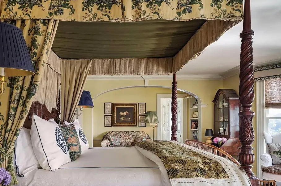 Italianate Style House: 33 Ideas and the Details That Give One Away 33 Bedroom in an Italianate style house with a wide arched opening, high ceiling and crown molding
