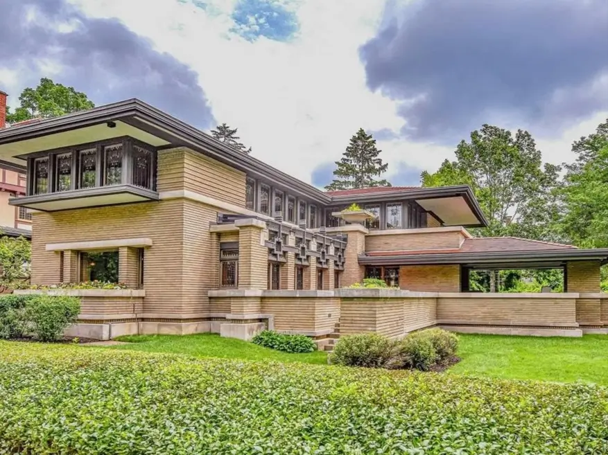 Prairie House Style: Key Features, History, and What Makes These Homes So Timeless 2 Prairie house style home with long horizontal rooflines, banded art glass windows, and striped blond brick